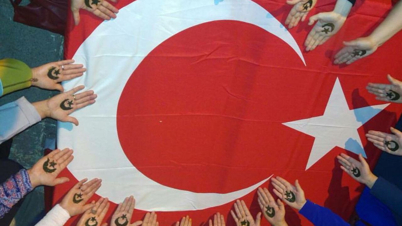 Kadınlar, Demokrasi ve Şehitler Mitingi'ne elleri kınalı gidiyor