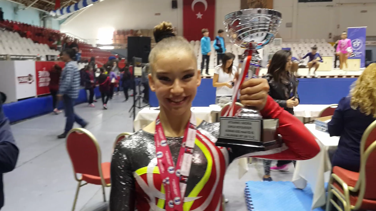 Milli Jimnastikçi Ayşe Begüm Onbaşı, Cimnastik Federasyon Kupası'nda 3 kupa birden kazandı