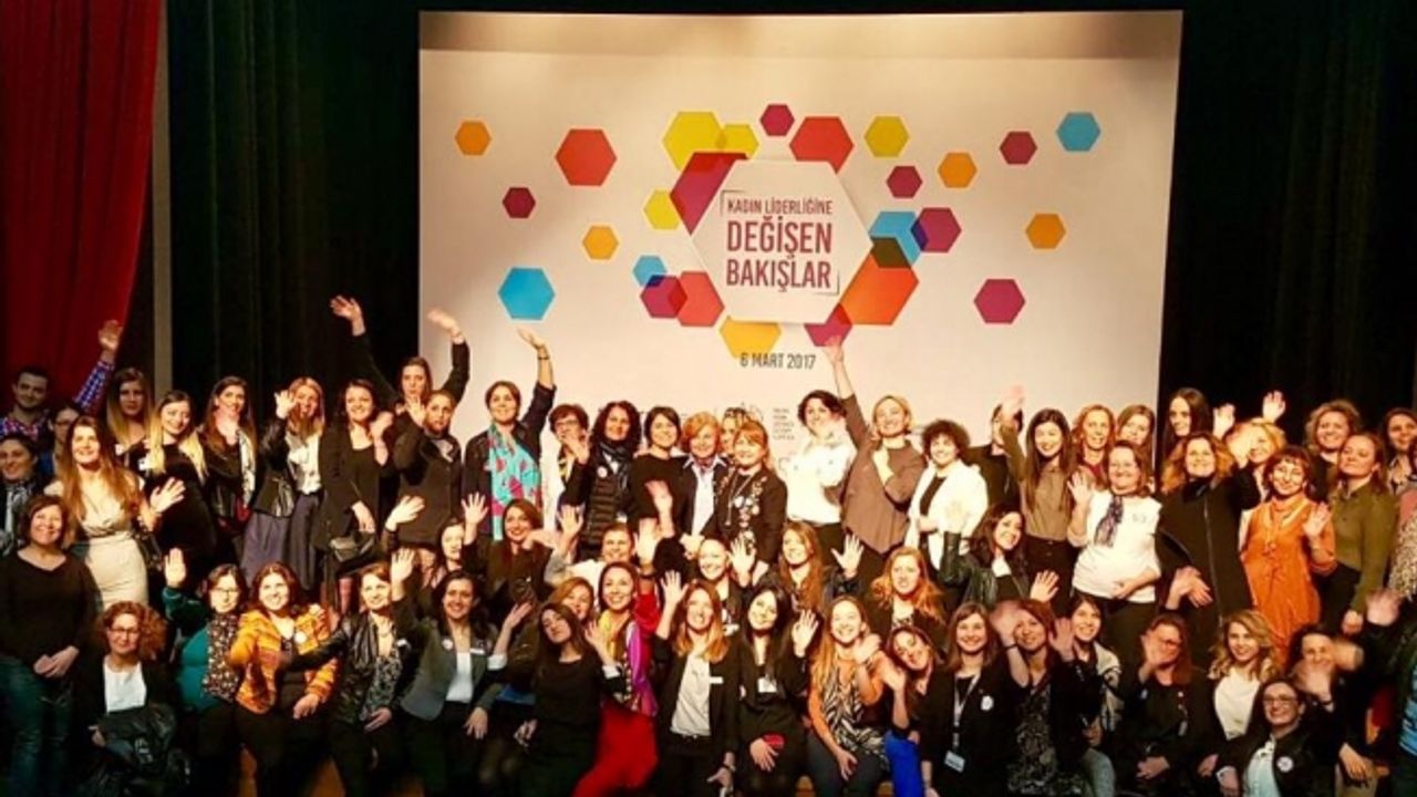 Kadınlar babalar ve eşler kadınların liderliği için buluştu