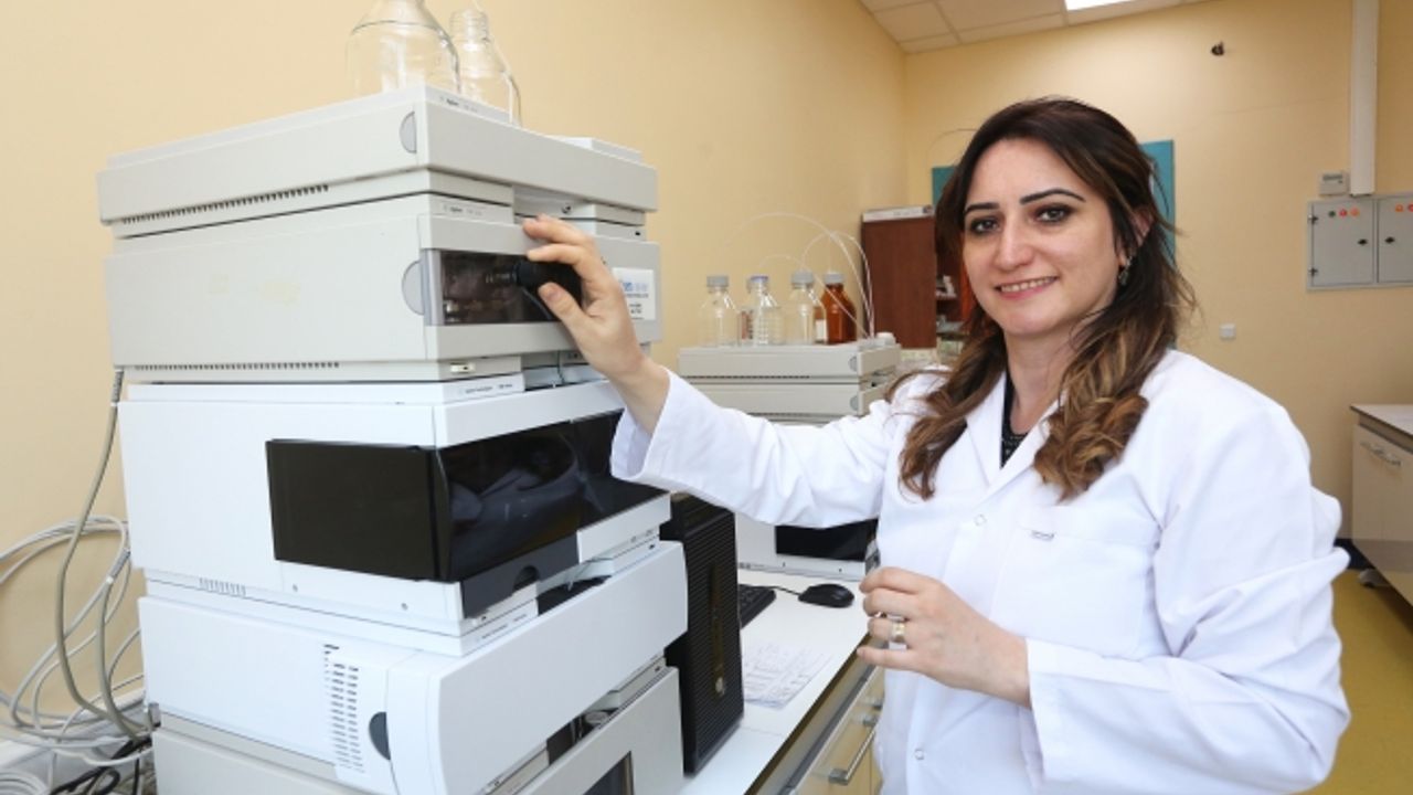 Bilim kadını Hilal Demir Kıvrak, yakıt pili üzerinde çalışıyor