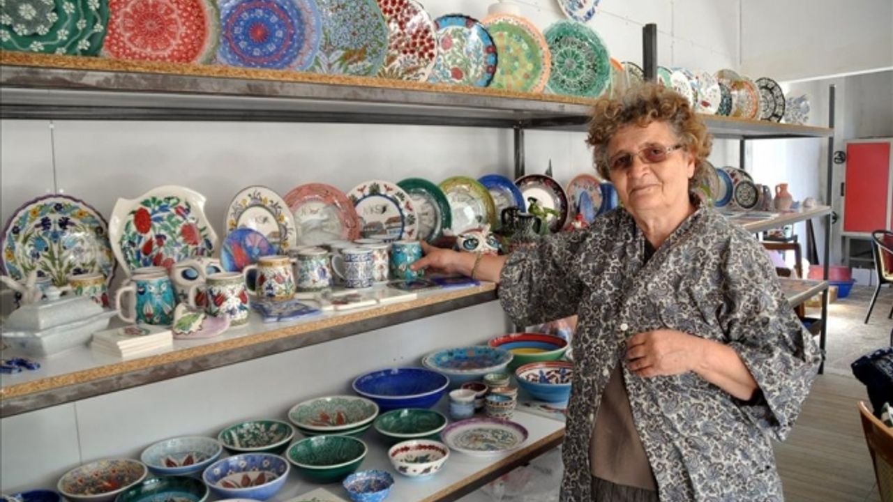 Tokat'da Emekli öğretmen Tülay Atila 3 ülkeye çini ihraç ediyor