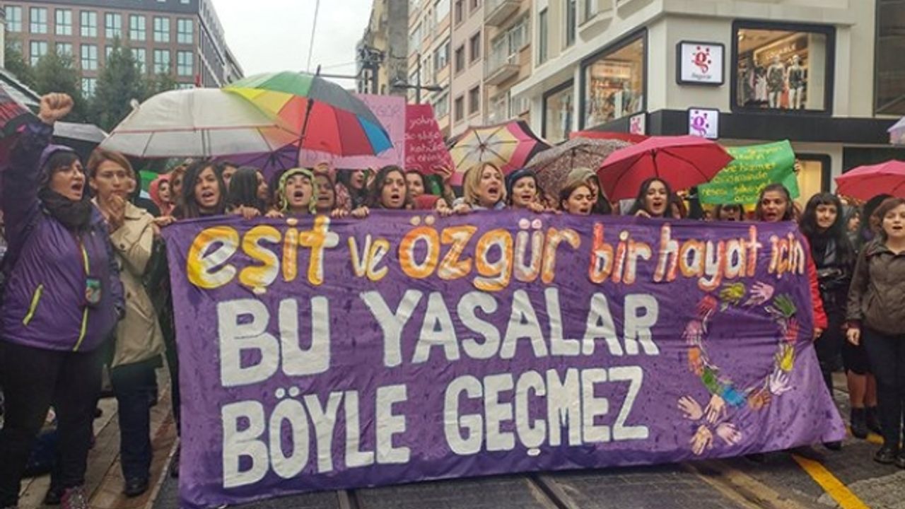 "Bu yasalar böyle geçmez"diyen kadınlar 13 ilde eylem yaptı