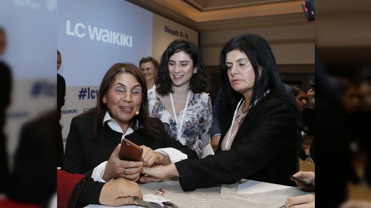 Görme engelli Sevgi bu uygulamayla elbisesinin rengini bilecek