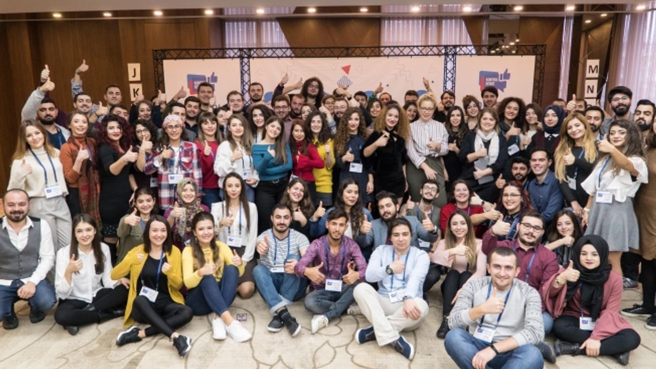 Facebook, Türkiye'de öğrencilere "Kontrol Bende" eğitimi veriyor