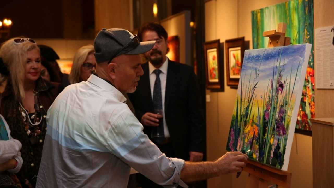 Ressam Hikmet Çetinkaya'nın çiçekleri Arp Gallery'de