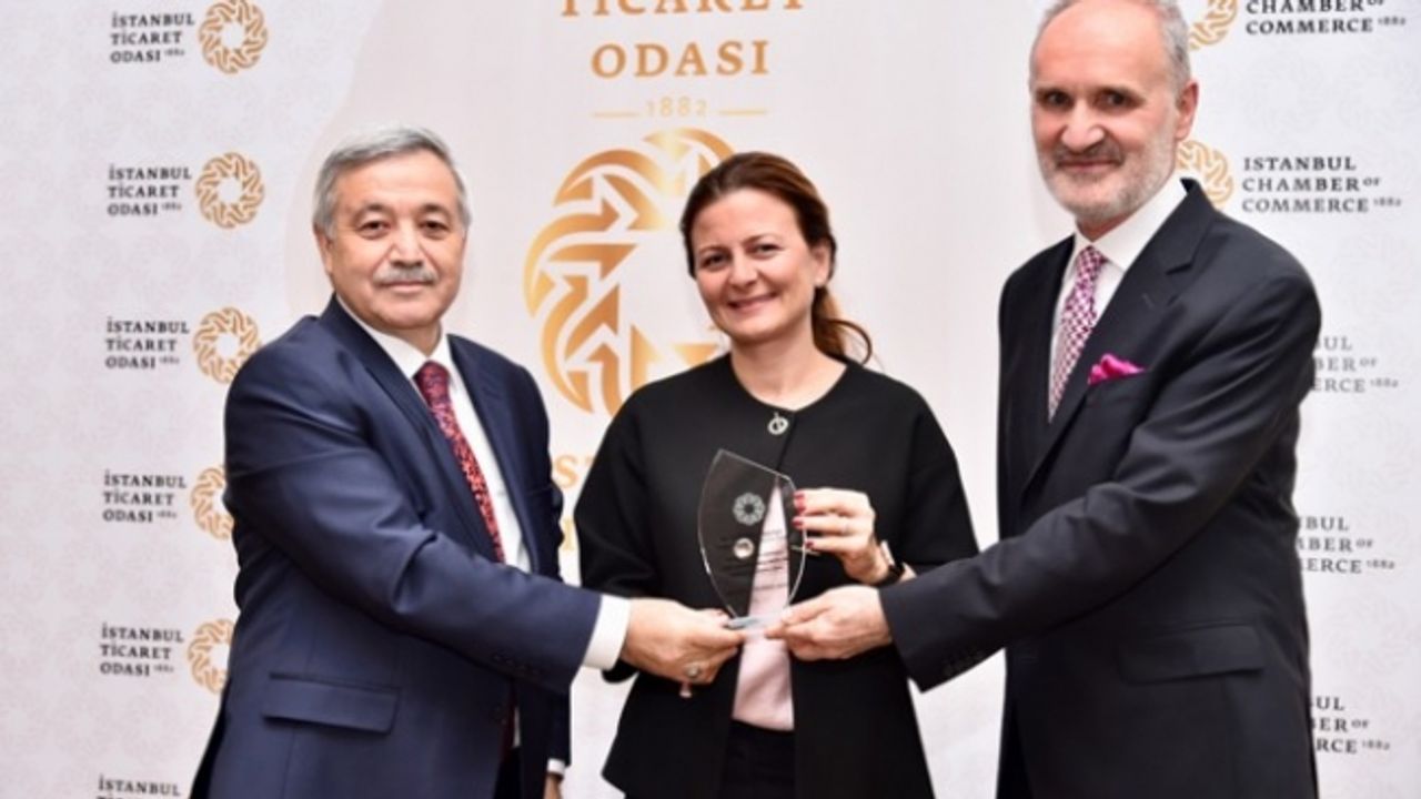 İTO'dan Ebru Şapoğlu'na plaket