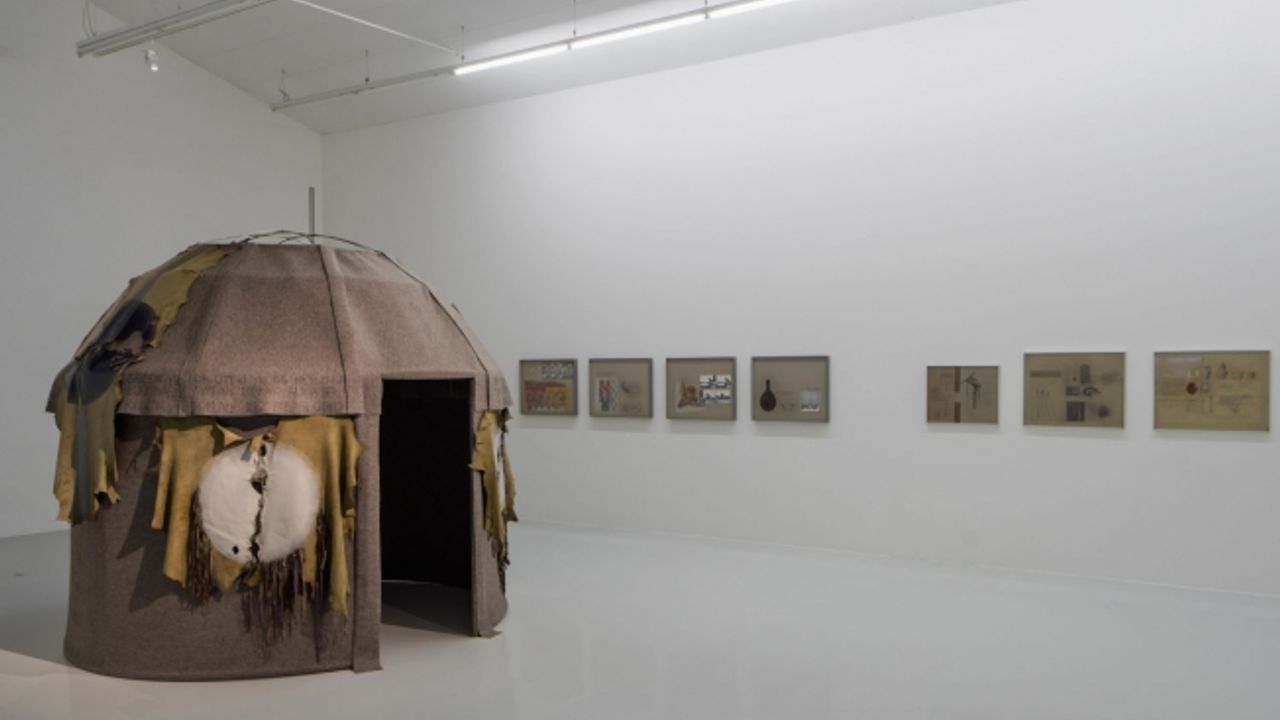 Nil Yalter'in 'Topak Ev'i, Paris'teki 'Women House' sergisinde