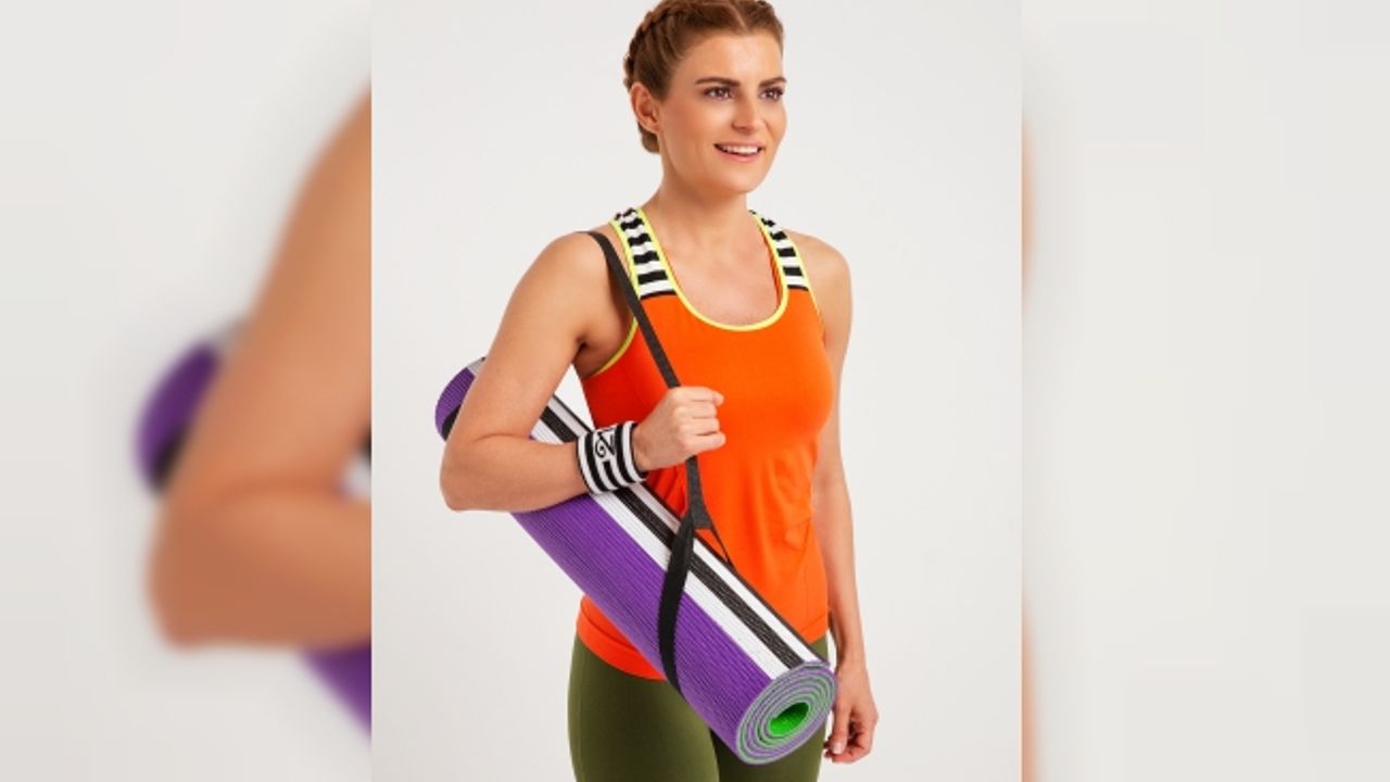 Ece Vahapoğlu'nun fit21’inden 3 yeni ürün; spor matı, havlusu ve yoga çorabı
