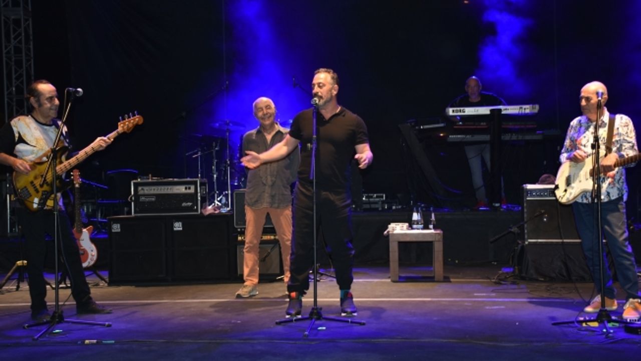 MFÖ konserinde Cem Yılmaz ele güne karşı