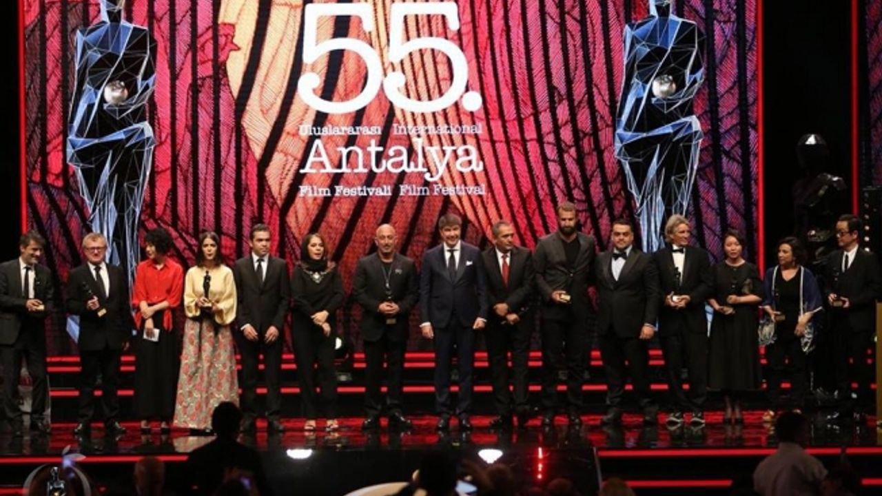 Antalya Film Festivali'nde en iyi film ödülü ‘3 Yüz’ün oldu