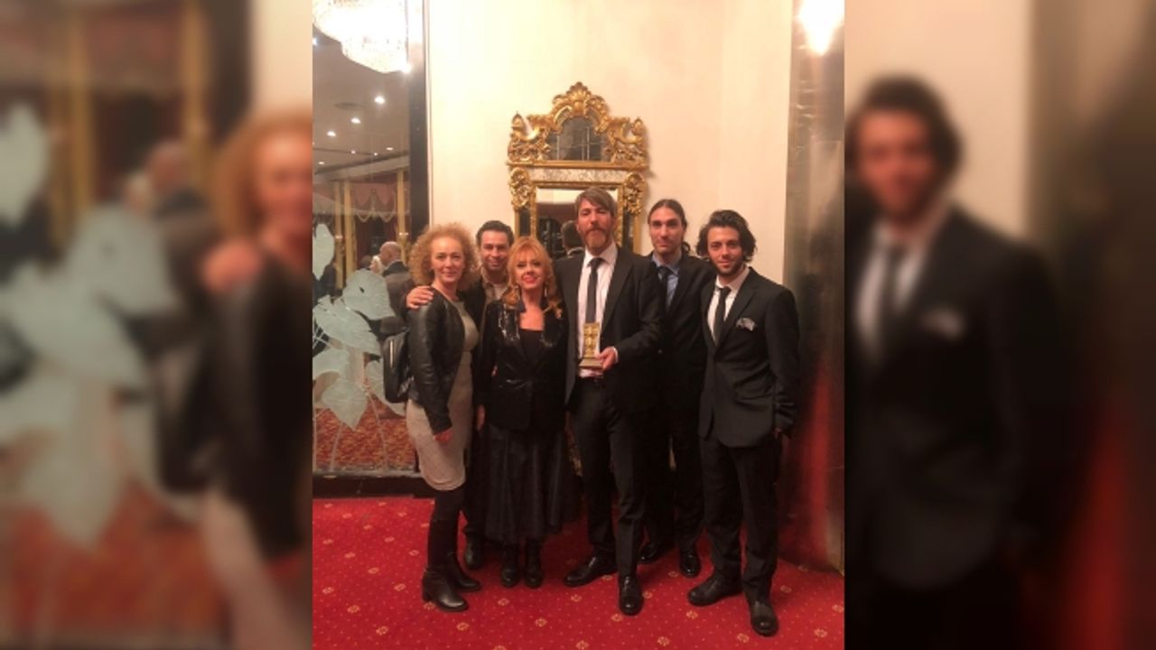 Kamuran Akkor’un sahnesine İsmet Küntay Ödülü…