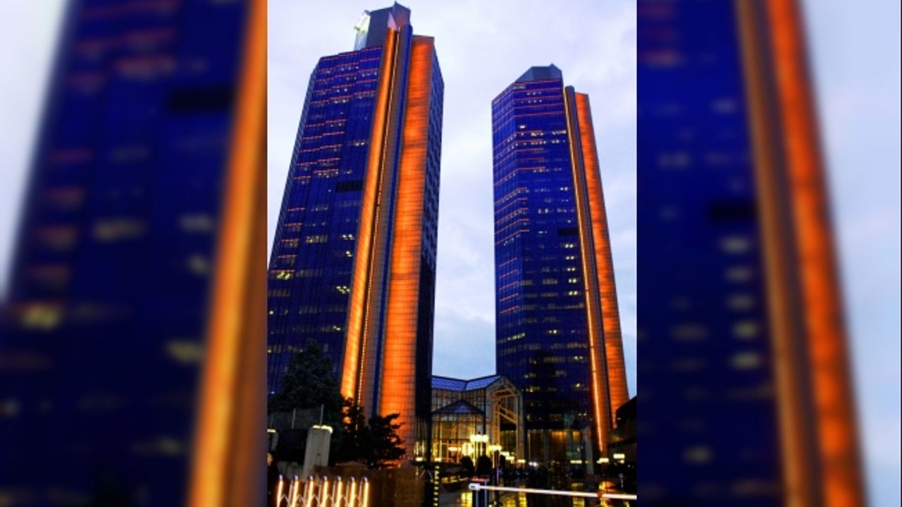 Sabancı Center, erkek şiddetine karşı turuncuya boyandı