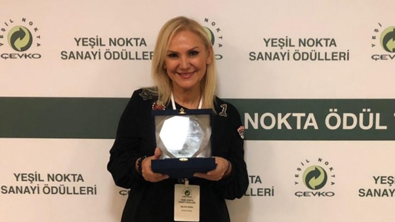 Sanatçı Zeliha Sunal'a ÇEVKO'dan ödül