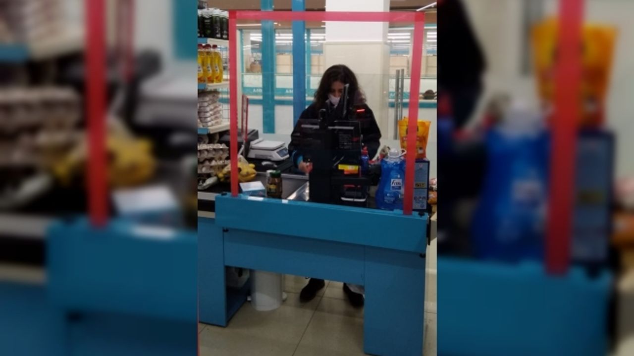A101'lerde kasiyerler için koruyucu aparat takıldı