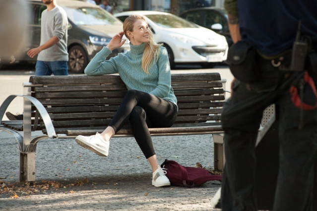 Skinny denim ve pantolonların trendlerdeki hakimiyetinin bu sezonda da devam ettiği koleksiyonda fermuar detayları, geometrik kamuflajlar ve slogan baskılar rahat giyimi şıklığa dönüştürüyor.