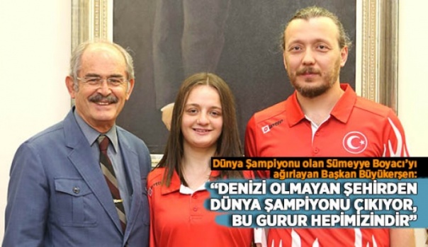 5 yaşından bu yana yüzücü olan Sümeyye Boyacı, 26-28 Nisan 2018 tarihleri arasında Brezilya&#039;nın Sao Paulo kentinde yapılan Açık Su Yüzme Dünya Şampiyonası&#039;nda ise büyük başarı elde ederek sırt üstü yarışlarda 45,92&#039;lik derecesiyle dünya şampiyonluğu kazanmıştı. Aynı şampiyonanın 50 metre kelebek stilinde de 3&#039;üncülüğü elde ederek bronz madalyanın da sahibi olan Sümeyye&#039;yi Eskişehir&#039;e döndükten sonra ilk olarak Büyükşehir Belediye Başkanı Yılmaz Büyükerşen makamında kabul ederek kutlamış ve Boyacı&#039;ya Cumhuriyet altını vererek başarılarının devamını dilemişti.